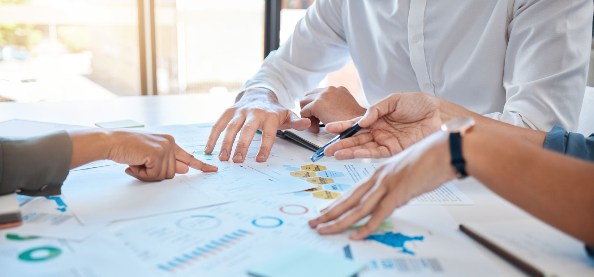 Equipo colaborando en la planificación empresarial y estrategias de marketing en una oficina